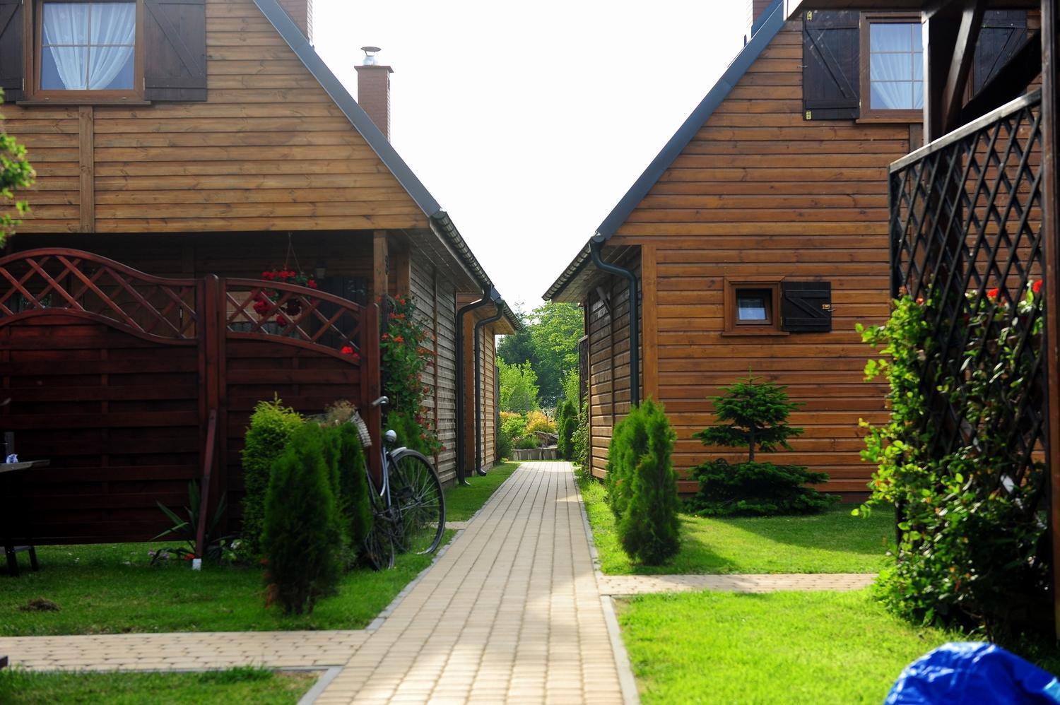 Caloroczne Domki Nad Morzem I Jeziorem Jezierzany Exteriör bild