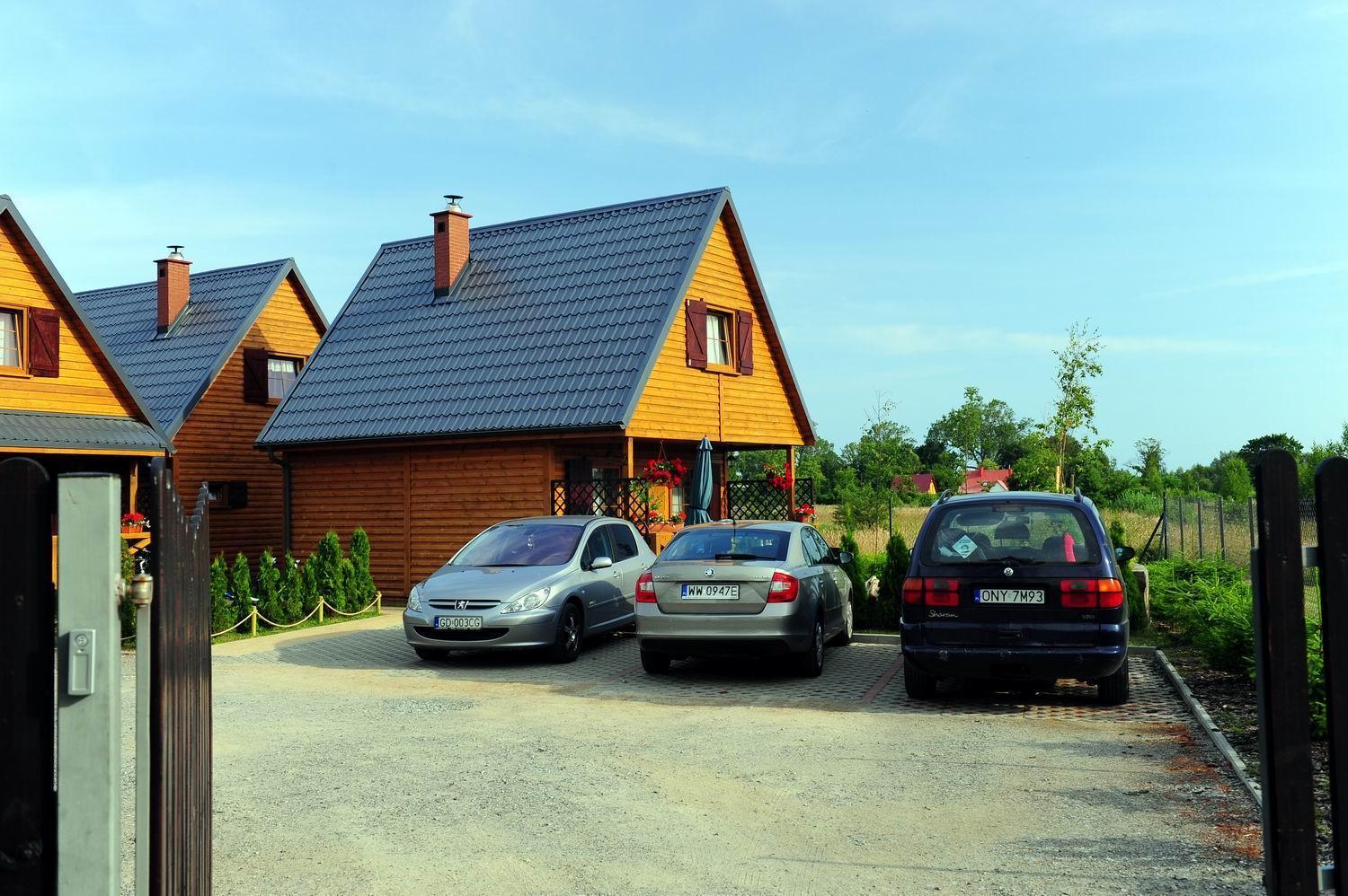 Caloroczne Domki Nad Morzem I Jeziorem Jezierzany Exteriör bild
