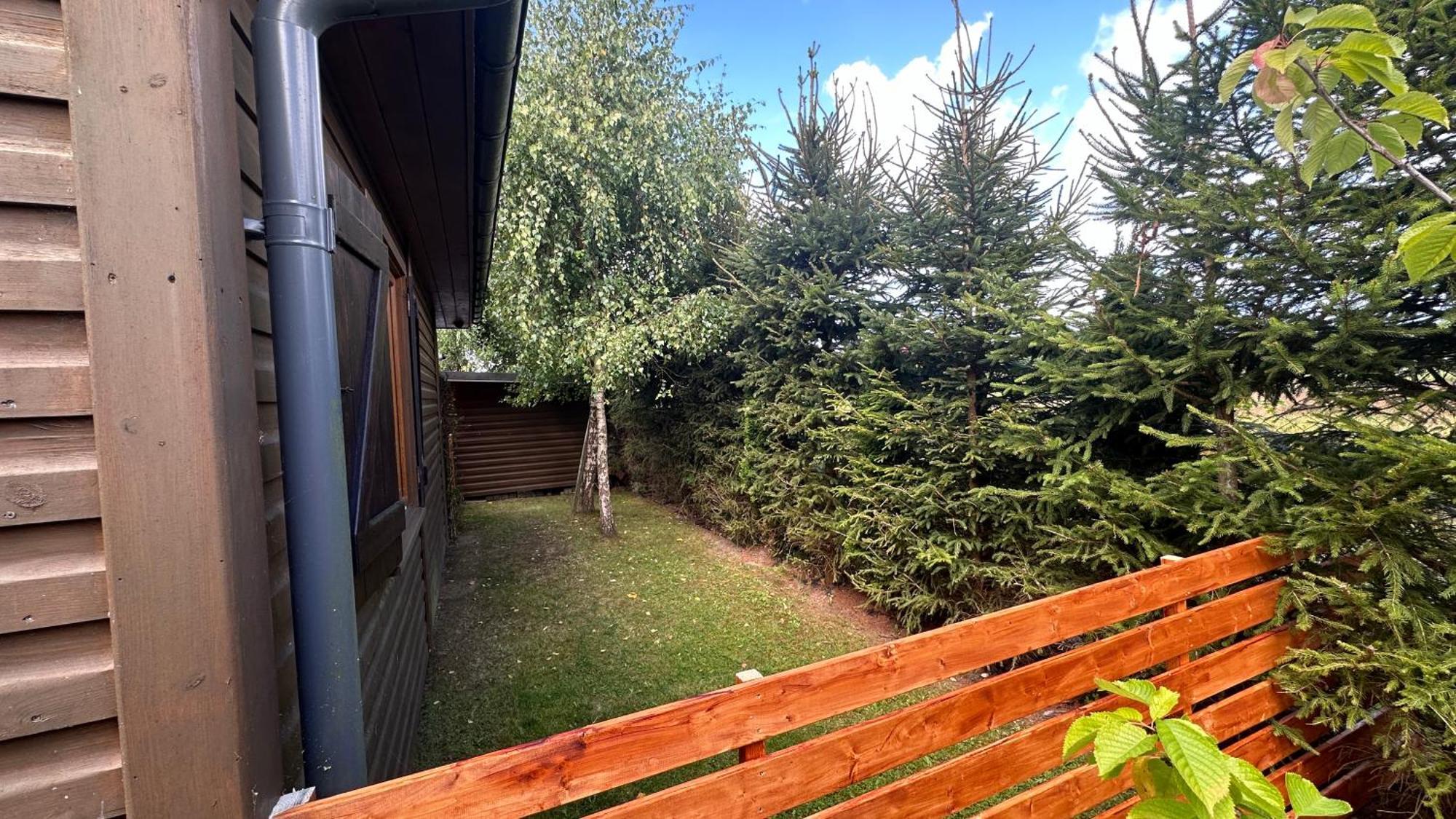 Caloroczne Domki Nad Morzem I Jeziorem Jezierzany Exteriör bild